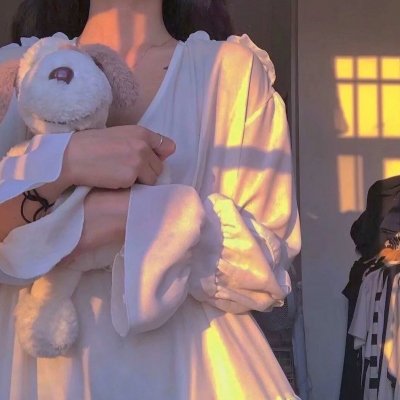 戴流苏耳环的少女